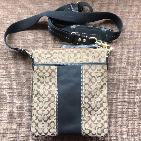 Coach crossbody. Traditional style. - Picture 2 of 6